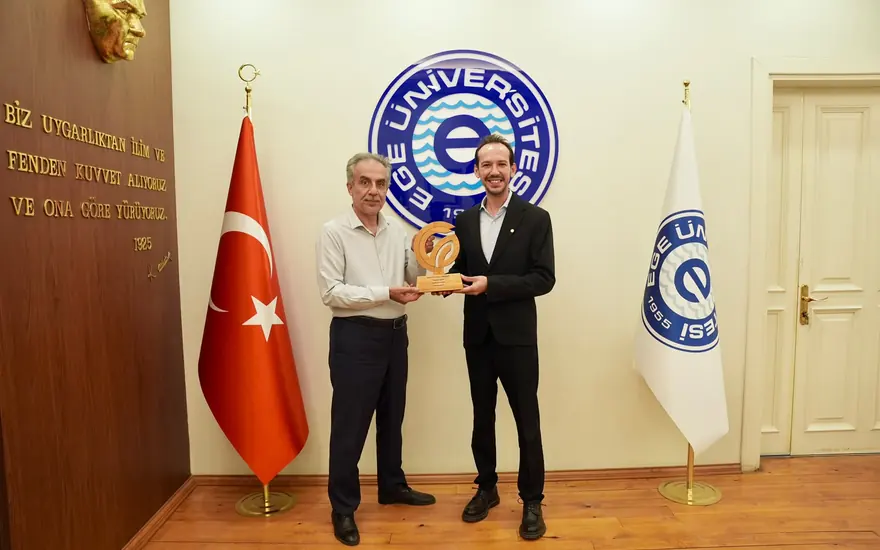 Ege Üniversitesi personeli Semih Beceren, Sessiz Çığlık eseriyle ödül alırken